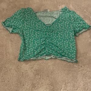 Magtröja  - En magtröja som är urringad och kort.