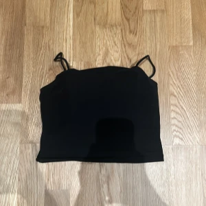 Svart linne, ganska liten. - Aldrig använd. I jätte bra skick.