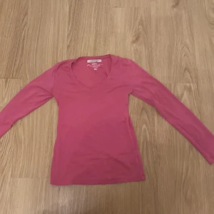 Rosa långärmad tröja från H&M - Säljer en rosa långärmad tröja från H&M:s L.O.G.G. kollektion. Tröjan är i bomull och har en v-ringad hals. Den är i välanvänt skick med en liten reva på baksidan. Perfekt för höst och vår! 🌸