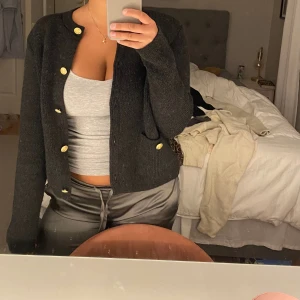 Zara kofta - Säljer min zara kofta som aldrig är använd, det är slutsåld på hemsidan. Jag har i storlek XL men den passar mig efter som den är lite i Storleken och ville ha den oversized🥰 brukar ha S i storlek 