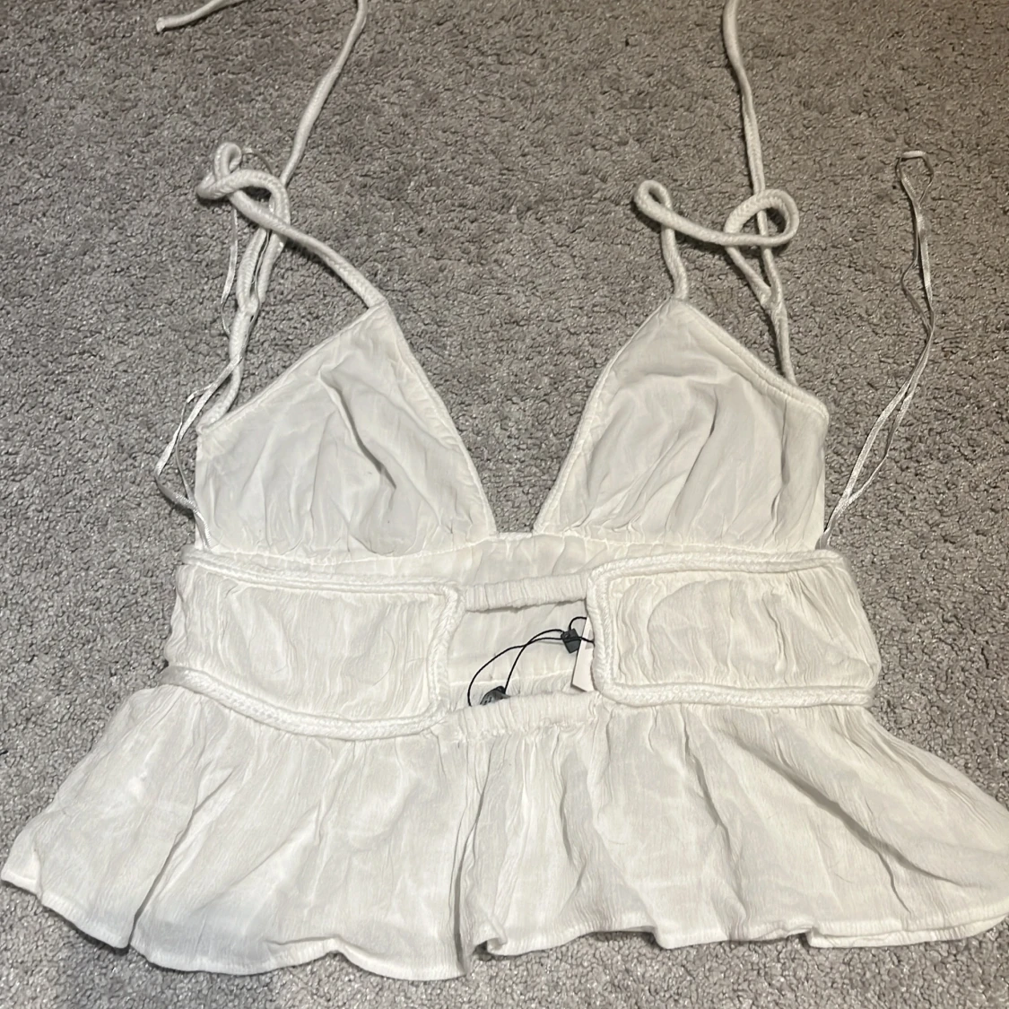 Vit ärmlös topp med volang - 90