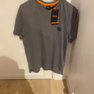 Hugo boss t-shirt - Väldigt fin tröja från Hugo boss med prislapp. Tveka inte att höra av er vid funderingar.