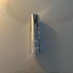 Caia Bb-stick  - Säljer Cajsa Bb-stick i färgen 10w. Har testat den några gånger, men i bilden så kan ni se att det finns fortfarande mycket produkt kvar. Köpt för 295kr säljer för 200kr!