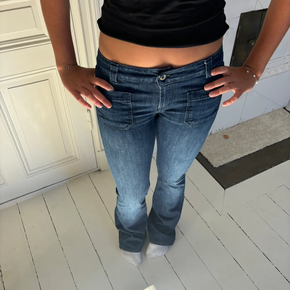 Assnygga lågmidjade bootcutjeans med framfickor från Dondup. Knabbt använda pga lite för små för mig. Jeans & Byxor.