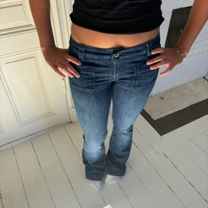 Jeans med fickor - Assnygga lågmidjade bootcutjeans med framfickor från Dondup. Knabbt använda pga lite för små för mig