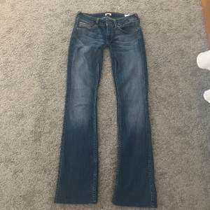 Säljer dessa jeans som jag sytt så de skulle vara lite mer lågmidjade, kolla bild 1 så syns det att sömnen är lite annorlunda längst upp på innerbenet.  Innerbenslängd:81cm  Midjemått rakt över:38cm + stretch 