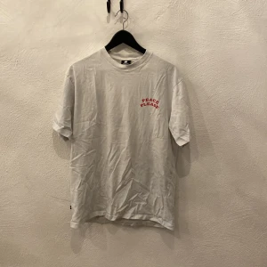 T-shirts och sweatshirt - Bild 1: Peace Please t-shirt i stl M Nypris:400kr Bild 2: Sktbs t-shitt i stl M Nypris:450kr Bild 3: Pleasures i stl L  Nypris: 500kr Bild 4: Nike sweatshirt k stl S Nypris:500kr