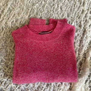 Tröja  - så fin och skön!!! tröja från vero moda, kommer dock inte till användning. storlek s 