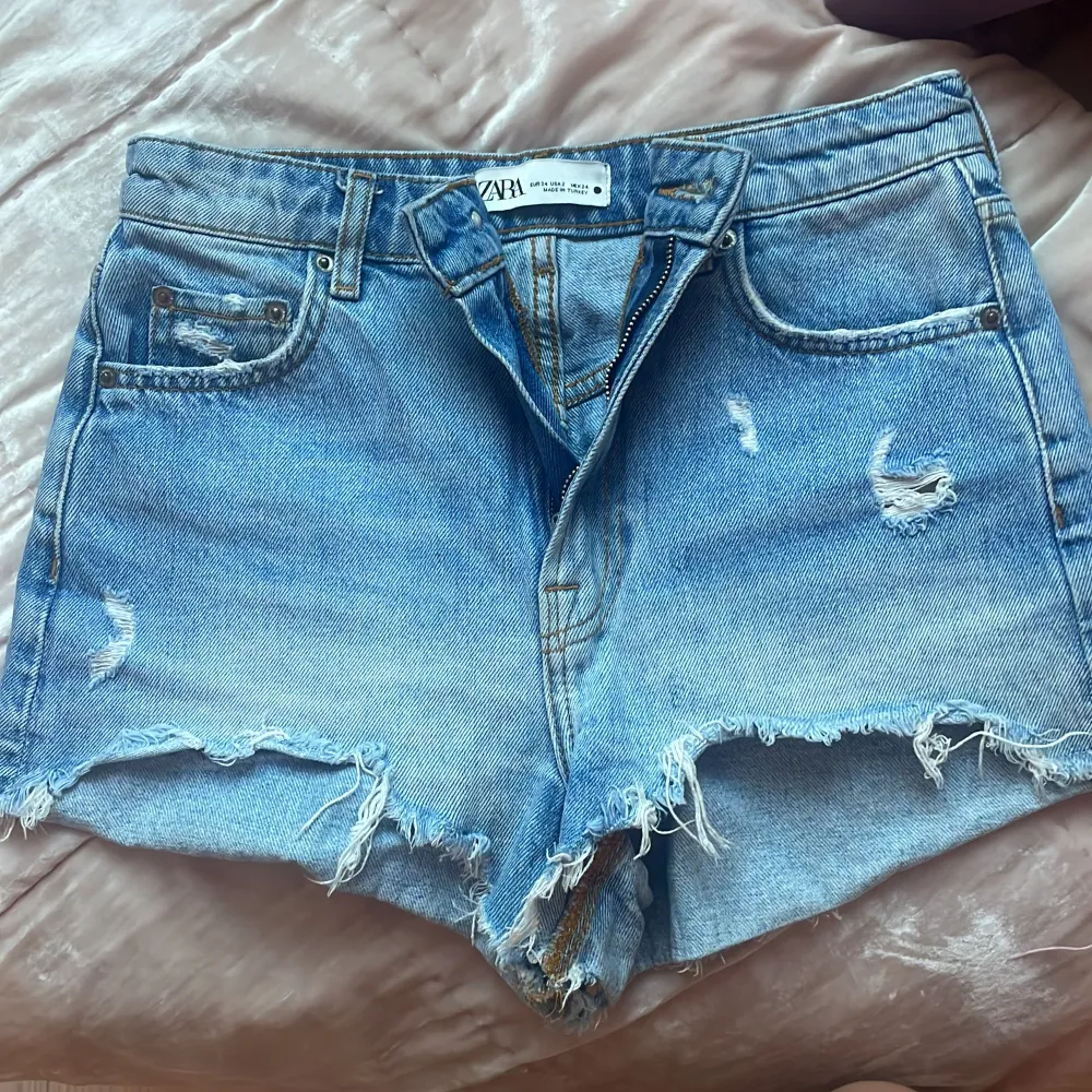 Så snygga shorts från zara, använda men i väldigt bra skick❤️❤️. Shorts.