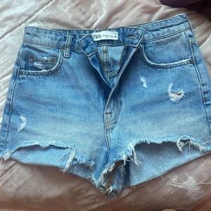 Shorts från zara - Så snygga shorts från zara, använda men i väldigt bra skick❤️❤️