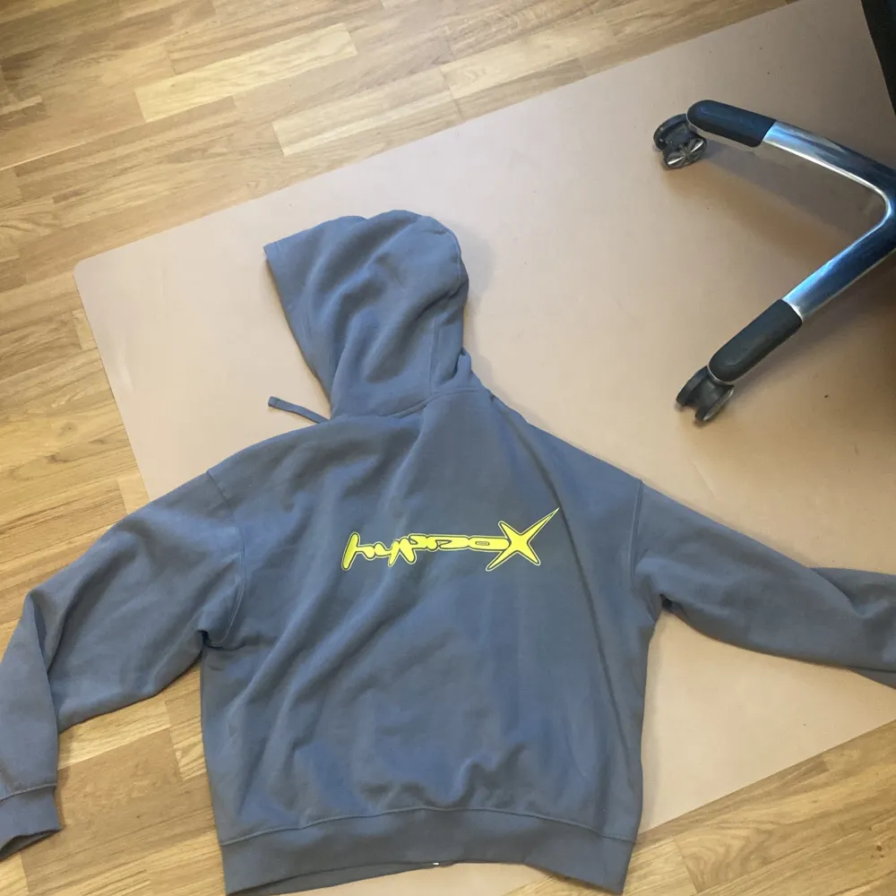 Fet grå Weekday hoodie med ljusgrönt tryck, helt nytt skick. Hoodies.