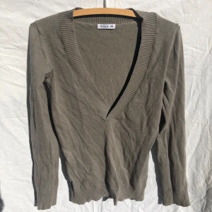 V-neck tröja - Söt och skön tröja med ribbning. Grön/grå till färgen. Står xs på plagget men skulle säga mer s/m om man vill att den ska sitta tajt. 