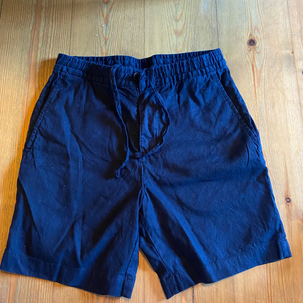 Fina Linné shorts i bra kvalite! Nyskick  Storlek XS Pris 150 kr. Shorts.