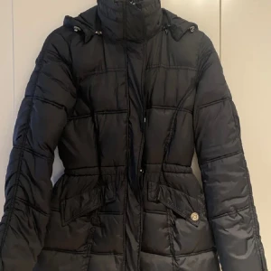 Vinterjacka med midja - Jättefin, mjuk & varm vinterjacka som endast är använd 3 gånger. Säljer då jag använder min långa vinterjacka mer än denna! 