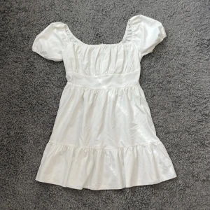 Klänning - Klänning från shein, den va för stor för mig så därför har den aldirg kommit till användning