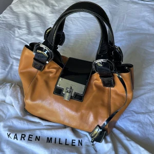 Handväska  - Jättefin Karen Millen väska! Som ny, superfräsch och rymlig med innerfack😇
