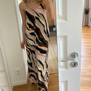 Mönstrad klänning - Säljer denna coola och färgglada klänning som endast är använd en gång. 