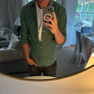 Ralph Lauren skjorta - Hej, säljer nu min fina Ralph Lauren skjorta storlek S slimfit. Den är i nyskick och kommer vara otroligt snygg i sommar. Nypris 1500kr! Vi kommer att sälja liknande produkter nu i sommar så glöm inte följa profilen!🌊🍾