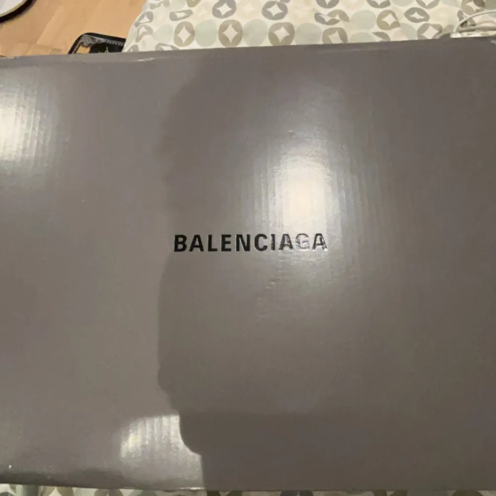 Balenciaga påse och extra par snören till kommer. Skor.