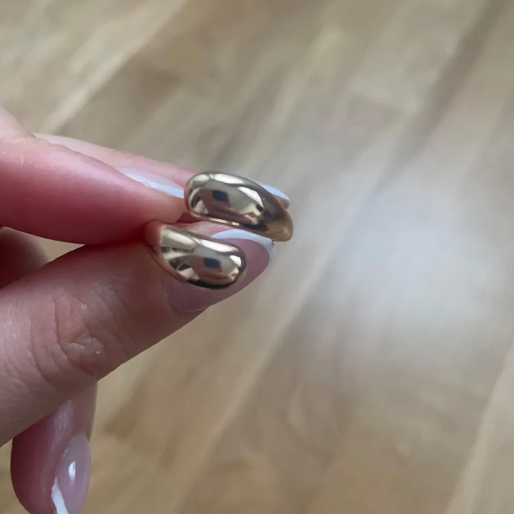 Jätte fin ring som är justerbar . Accessoarer.