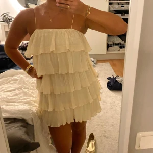 Gul klänning  - Säljer min shein klänning, som inte sälja längre. Aldrig använd🥰