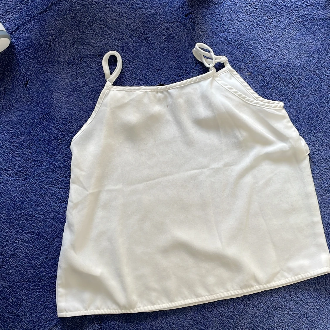 Vit ärmlös topp med volangdetalj - 90