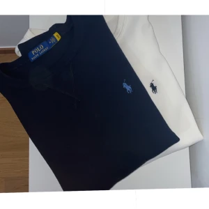 2 Polo Ralph Lauren sweatshirts - Jag säljer 2 polo Ralph lauren tröjor, vita polo Ralph lauren-799:-/ Svarta polo Ralph lauren-799:-, paketpris 1399kr, Är helt äkta och är i nyskick(skick 10/10)