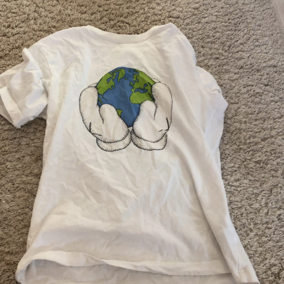 Vit t-shirt med jordmotiv från Uniqlo