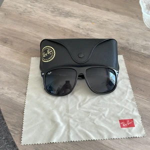 Ray-ban - Rayban boyfriend svarta, Finns duk o box, de är i väldigt bra skick mvh julian