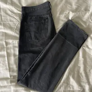 Ett par levis 501 jeans i storlek 33/36. Väldigt bra skick då de är sparsamt använda. Pris kan diskuteras vid snabb affär  Nypris 1250kr 