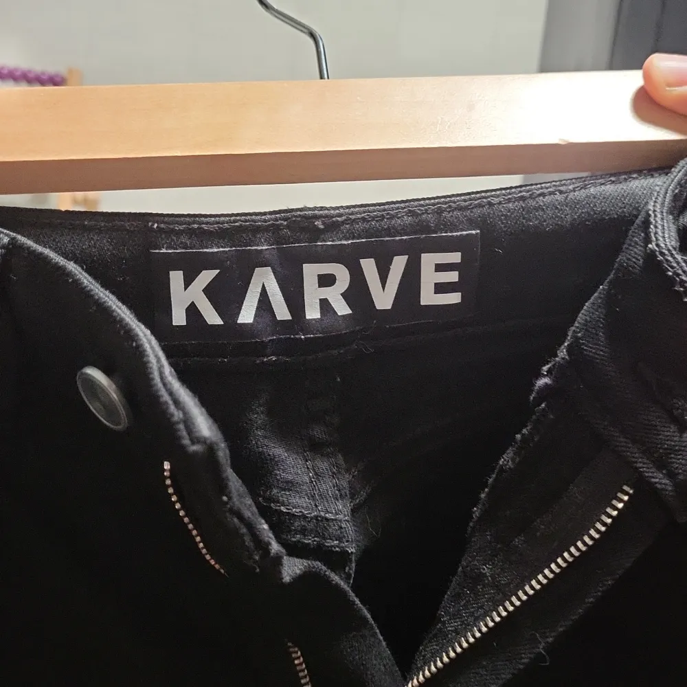 Svarta straight jeans byxor från karve köpta på Carlings, är XXS och super raka. . Jeans & Byxor.