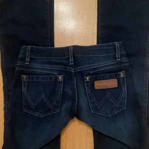 Lågmidjade mörkblåa jeans - Lågmidjade, utsvängda jeans i storlek W25 Aldrig använda då dom är mycket för små för mig💗