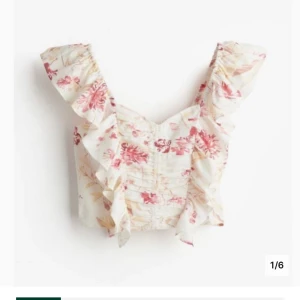 Säljer denna helt nya hm blommiga toppen. Så snygg och eftertraktad - Aldrig använd. 