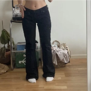 Levis jeans - ! Lånade bilder av den jag köpte av! Säljer dessa supersnygga Levis jeans, nypris 1500kr. Innerben: 82cm Säljer pga för små nu. Passar i midjan på någon som bär s/m. !Personen på bilden är 160cm!