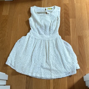 Vit Blom klänning 🤍 - Bra skick! Använd fåtal gånger