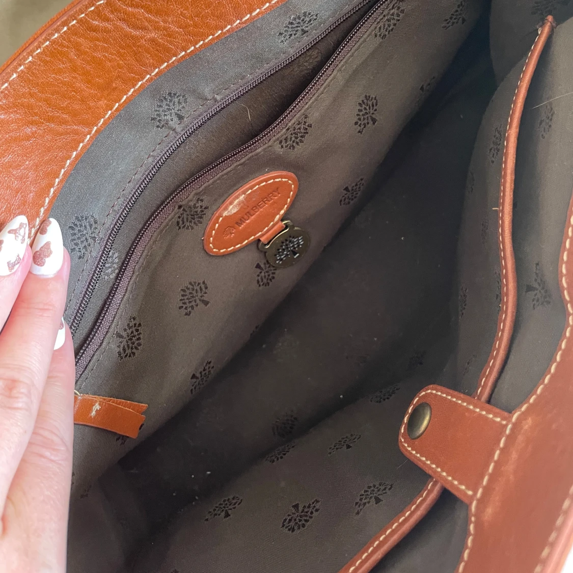 Brun skinnväska med detaljer - 92