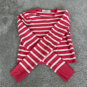 Långärmad tröja  - Superfin långärmad tröja från zara  Ljusare röd i verkligheten Stl s Bra skick