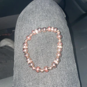 Pärlarmband i silver och rosa - Säljer ett superfint pärlarmband med pärlor i silver och rosa. Armbandet är elastiskt och passar de flesta handleder. Perfekt för att piffa upp din outfit till både vardag och fest! ✨