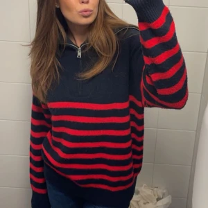 Randig tröja med dragkedja - Säljer denna snygga randiga tröjan med dragkedja. Köpt för ett tag sen men knappt använd tyvärr!  