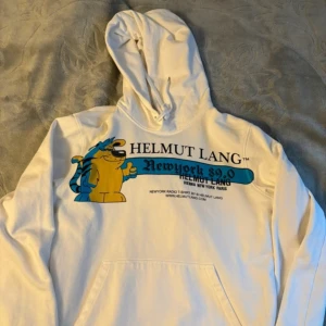 Vit hoodie från Helmut Lang - Säljer den här sjuuuuukt snygga hoodien från Helmut Lang 💯💯skick 10/10 storleken är s-m 👍👍 kp för prisförslag byten mm👍👍