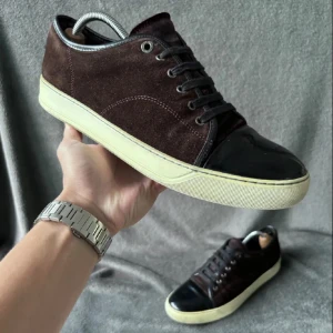 Lanvin skor  - Lanvin skor i bra skick, originalstorlek är uk 10 alltså 44 men sitter en storlek större så nästan 45. Endast skorna ingår 