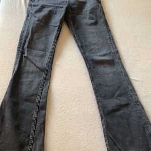 Flare jeans från gina tricot  - Jag säljer ett par byxor som inte passar mig längre dom är i storlek 146! Byxorna är i bra skick men dom är bara lite söndriga längst ner på byxorna!💕 Ny pris: 300 men säljs för 150-100kr du kan alltid ge prisförslag!🥰 Kontakta mig om du vill köpa!🥰