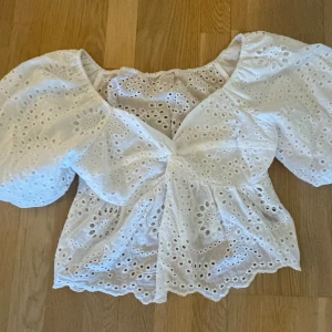 Sommarblus - Säljer min jätte söta blus då den är för tajt för mig runt bysten. Aldrig använd då den är för liten. Köpte i st M men skulle säga att den sitter som en S/XS. Passar till nästan allt! Hör av er vid intresse🤗