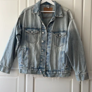 Jeansjacka från HM, storlek XS - Jeansjacka från HM i ljus denim med slitna detaljer, oversized modell. Storlek XS. Jackan är i fint skick.