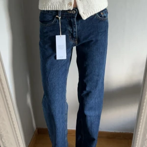Blå jeans  - Säljer mina jeans från Gina. Aldrig använda och lapparna är också kvar. Skriv för fler bilder eller vid funderingar💞
