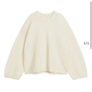 Arket tröja - Använd men i bra skick! Färgen är mer cremefärgsd än vit. Slutsåld på hemsidan 🩷