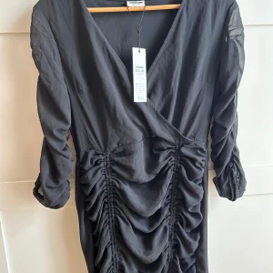 Svart klänning storlek L - Helt ny med prislapp Normal i storlek 