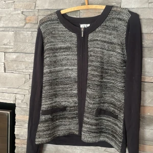 stickad cardigan - jätte bra skick inte använd , passar till allt 💘