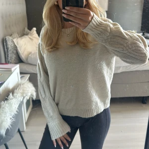 Beige stickad tröja från Vero Moda - Säljer en supermysig beige stickad tröja från Vero Moda. Den har ett snyggt flätmönster på ärmarna och ribbstickade muddar vid ärmslut och nederkant. Perfekt för höst och vinter! Tröjan är i storlek S och i mycket bra skick. Passar både till vardags och lite finare tillfällen. 🌟