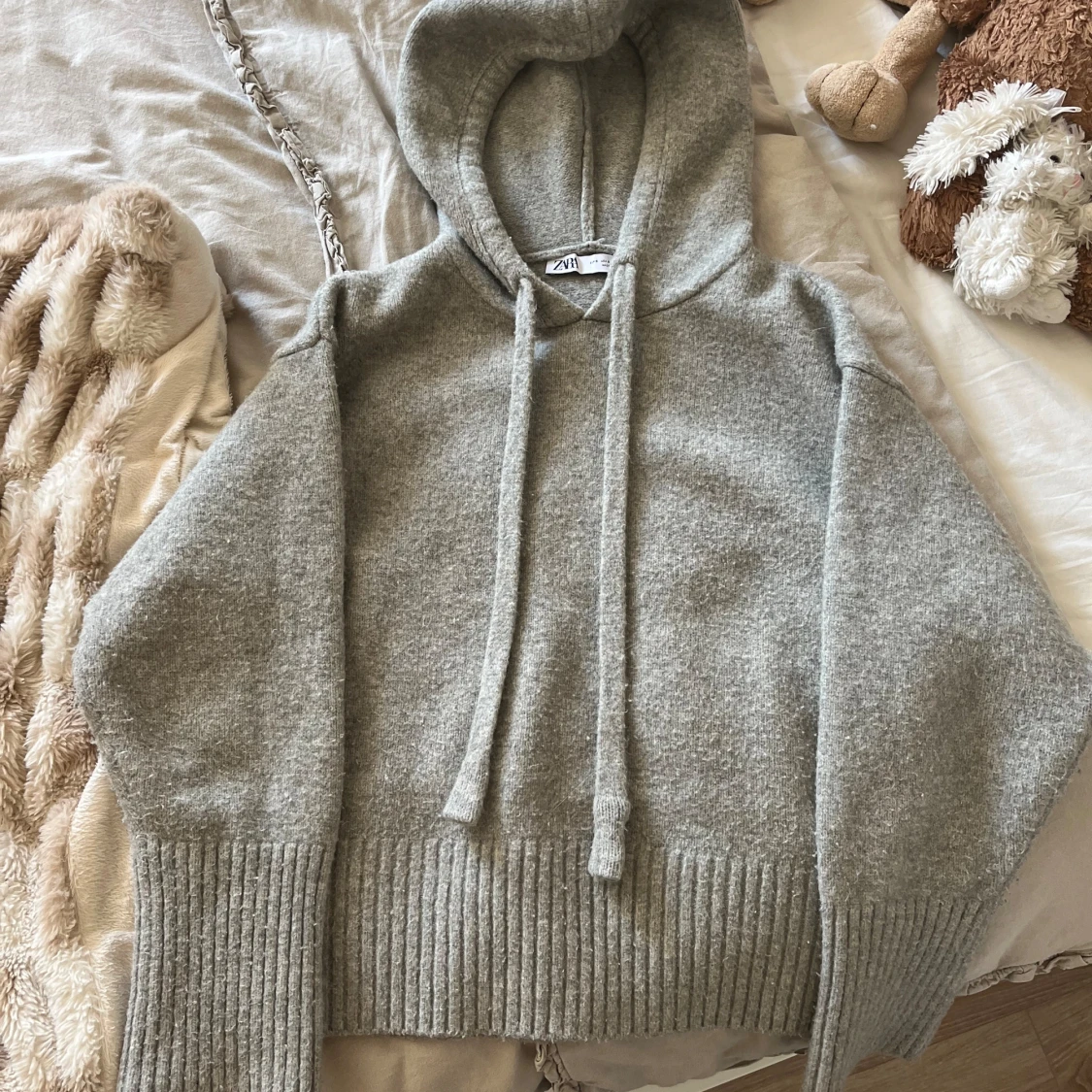 Grå stickad hoodie - 90